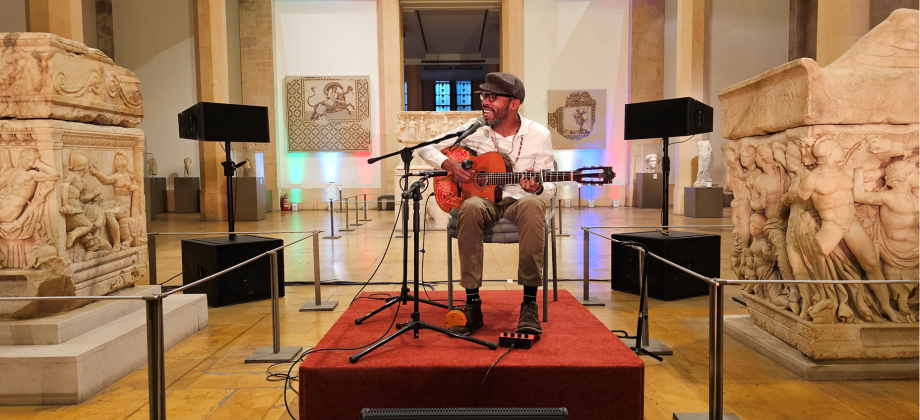 Presentación de Colombia en el Museo Nacional de Beirut a cargo del compositor y músico Elkin Robinson 