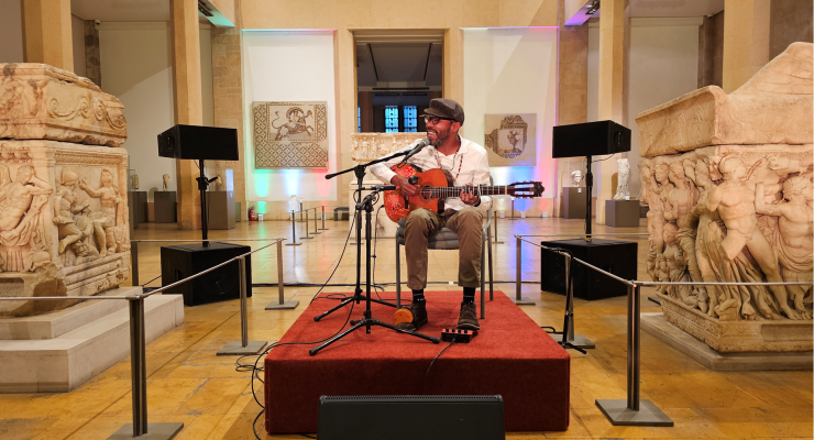 Presentación de Colombia en el Museo Nacional de Beirut a cargo del compositor y músico Elkin Robinson 