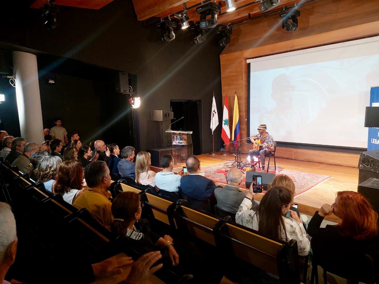 La Embajada de Colombia en El Líbano presentó al músico isleño Elkin Robinson 