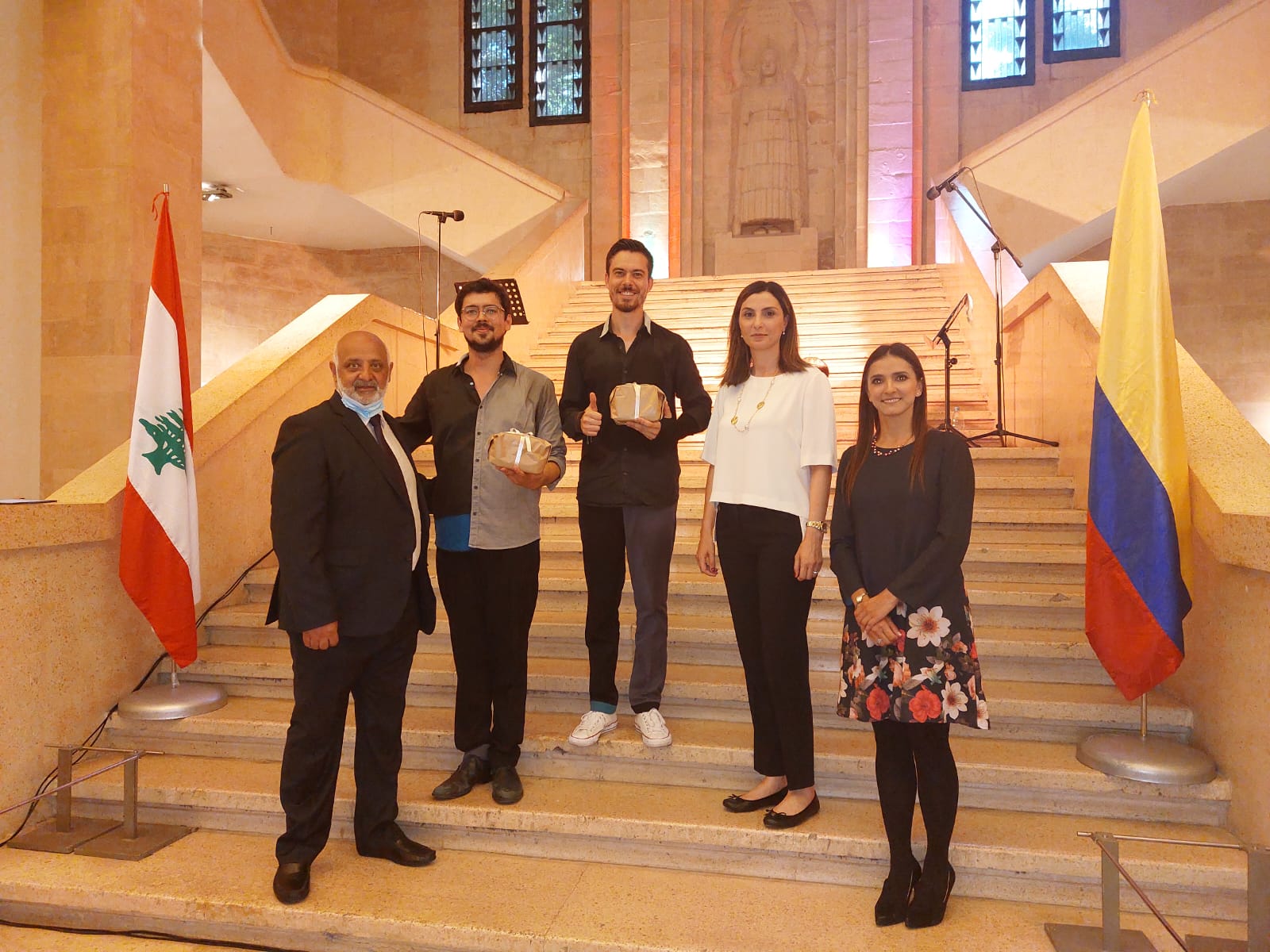 En la foto de izquierda a derecha: Sra. Lina Varela, Encargada de Asuntos Culturales de la Embajada de Colombia; Dra. Maya Zahi Kanaan Mortada, Ministerio de Cultura, Sr. Raphael Brunner, músico Das Kollektiv; Sr. Juan Carlos Díaz, músico Das Kollektiv; S.E. Fernando Helo, Embajador de Colombia. Cortesía de la Embajada de Colombia en El Líbano.