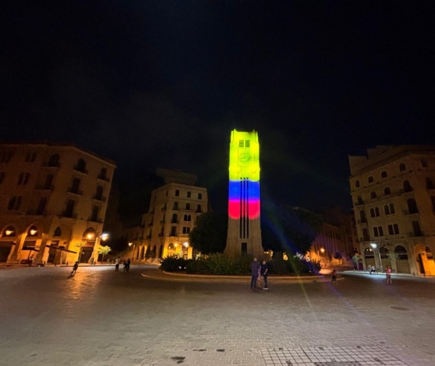 Como parte de la celebración del Día de la Independencia de Colombia, la Embajada iluminó con los colores de la bandera nacional la icónica Torre del Reloj en Beirut, ubicada frente al Parlamento libanés. Este gesto simbólico enmarcado en los actos conmemorativos permitió fortalecer la presencia cultural y diplomática de Colombia en el Líbano, generando un impacto positivo en la visibilidad del país y en las relaciones bilaterales.