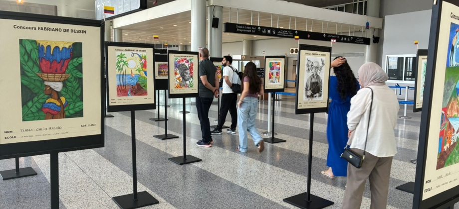 Exhibición en el Aeropuerto Internacional Rafic Hariri de Beirut con pinturas inspiradas en Colombia el país de la belleza, realizadas por niñas, niños y adolescentes libaneses