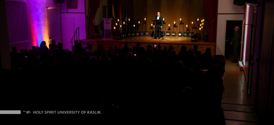 Día de Velas y Faroles: la Embajada de Colombia en El Líbano realizó un concierto en la Universidad Holy Spirit University of Kaslik (USEK), con el Tenor Alejandro Escobar   